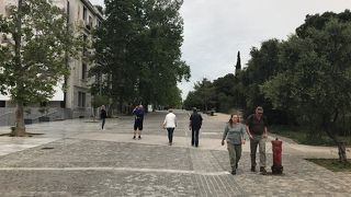 クロポリスの入口へ続く道