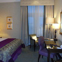 シングル利用のせいか少し狭い部屋ですがテラス付きでした