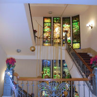 階段　ステンドグラスが綺麗