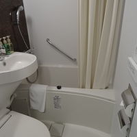 新しくきれいなユニットバス　少々狭い