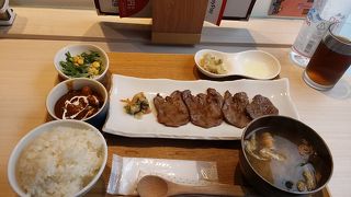 昼のランチはとてもお得。