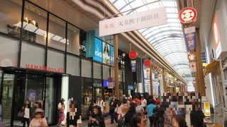 観光地からも近く賑わっている商店街。