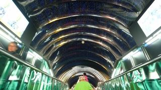 エレベーターで