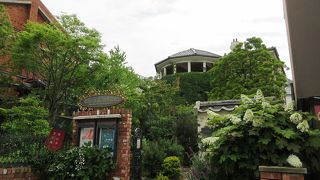 ツタの絡まるメルヘンチックな館。