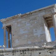 前門（プロピュライア）の横にあるアテナ ニケ神殿