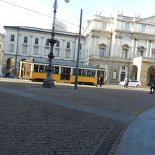 スカラ座前のトラム