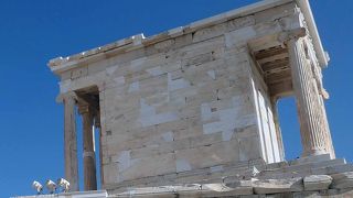 前門（プロピュライア）の横にあるアテナ ニケ神殿