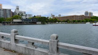 池を中心にした大きな公園