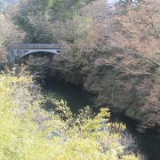 山中温泉街でも鶴仙渓の下流に架かるレトロな橋でした。