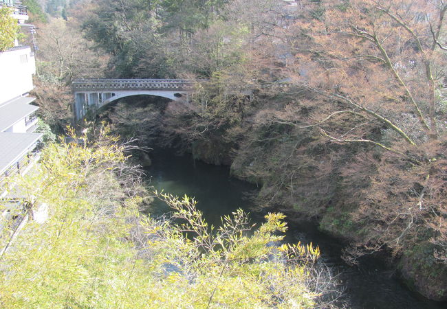 山中温泉街でも鶴仙渓の下流に架かるレトロな橋でした。