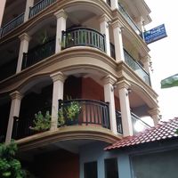 植込みの所を奥に入るとフロントが