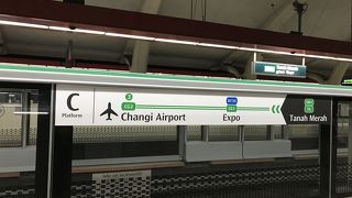 緑色の路線で空港への乗り換え駅