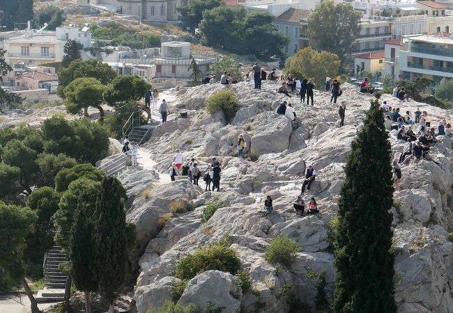 アクロポリスの向かい側にある小高い岩山、アレオパゴスの丘