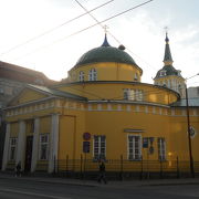 新市街にある黄色の可愛らしい教会