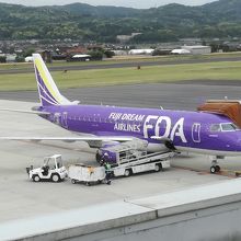 手前にターミナルビルが入ってしまう。