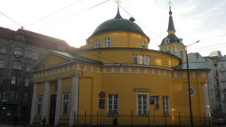 新市街にある黄色の可愛らしい教会