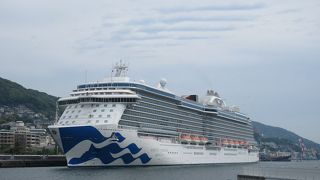 長崎のグラバー園から、大型客船が出港する様子を見て取ることが出来ました。