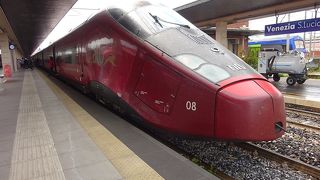 真っ赤でスタイリッシュなデザイン、高級感あふれる高速列車だが本数が少ない