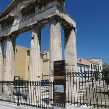 ローマン アゴラ入り口にある見事な大理石柱