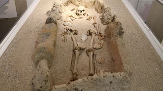 世界遺産座喜味城跡公園にある読谷村の歴史・民俗文化・美術工芸・自然の展示が充実した博物館です。