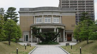 鍋島家の宝物を収蔵。