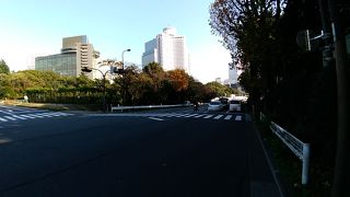 赤坂迎賓館東門の前にある急な坂