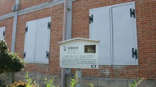 側面は煉瓦、屋根は瓦葺き