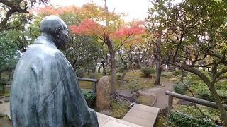 赤いモミジと高橋是清像が興味深い対照