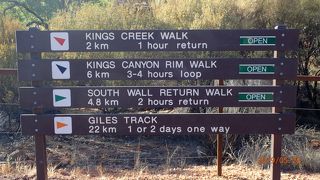 コースはそれぞれ色分けされていて、ハイキングルートに沿って、矢印表示があるので迷わないようになっています。