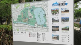 福岡城の周りが公園として綺麗に整備されています。