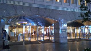 有名人の演劇やミュージカルなどを上演