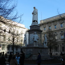 ガッレリアディタリア美術館とスカラ広場のダヴィンチ像
