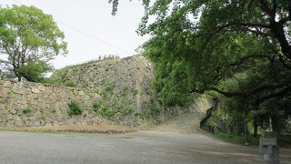 立派な石垣が残ります。