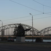 「ダウガヴァ川」にかかるアーチ型の橋