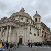 ポポロ広場にある双子の教会