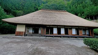 行くまでの山道がすごい　なかなかの武家屋敷　藁ぶきの屋根がきれい