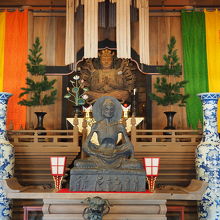 千手観音坐像（奥）と釈迦苦行像のレプリカ（手前）