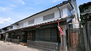 ここのうだつの町並みは江戸，明治，大正と建物が続く