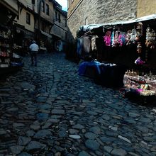 土産物屋が軒を並べる石畳の街並み。