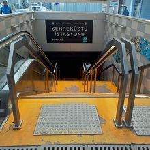 乗り場は地下にある。