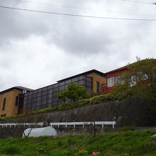 美術館や化石博物館が湖畔にあります