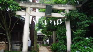 赤い鳥居はありません。