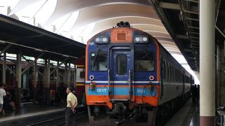 バンコク発　ホアヒン行き　のんびり列車の旅