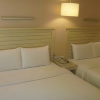 一人なのにダブルベッド2つは・・・。