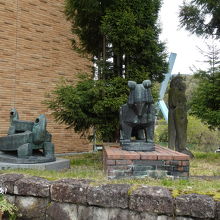 館外の作品。館内は撮影禁止