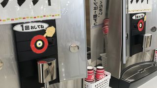 いろんな海老せんべい。コーヒーなどの飲み物のサービスも。