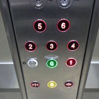 エレベータで「1」を押してしまうと日本でいう2階に止まる