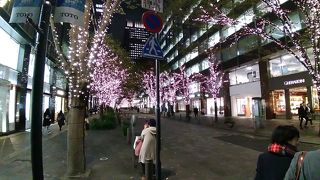 歩道の広々とした道