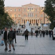 アテネ中心部にある交通乗り換え便利なシンタグマ広場