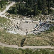 アクロポリスの麓にある巨大なディオニソス劇場